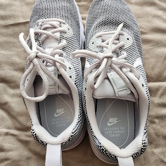 Womens Nike Air Tennis Shoes - Picture 2 of 5